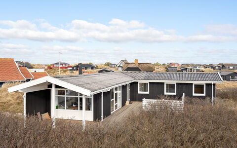 Faxi - 100M from the Sea: Shrub, Urban Design, Groundcover, Brick, Apartment, Estate, Brickwork, Balcony, Landscaping