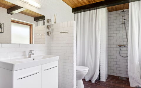 Jorinde - 2.8Km from the Sea: Flooring, Wall, Floor, Plumbing Fixture, Bathroom, Interior Design, Ceiling, Plumbing, Room, Tile