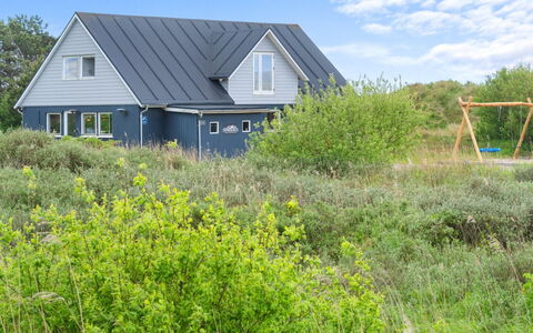 Taio - 500M from the Sea: Shrub, Urban Design, Groundcover, Brick, Apartment, Estate, Brickwork, Balcony, Landscaping