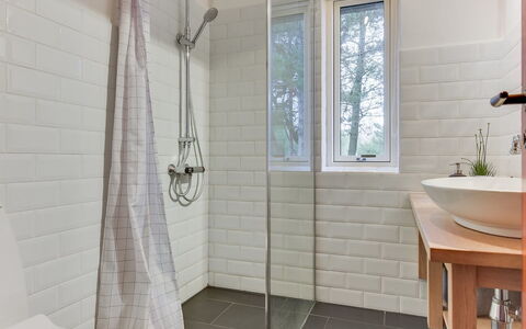 Reijo: Wall, Flooring, Floor, Bathroom, Interior Design, Plumbing Fixture, Tile, Plumbing, Toilet