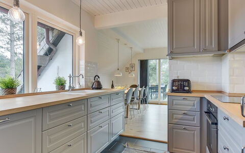 Reijo: Kitchen, Flooring, Cabinetry, Wood, Countertop, Interior Design, Kitchen Appliance, Floor, Ceiling, Drawer