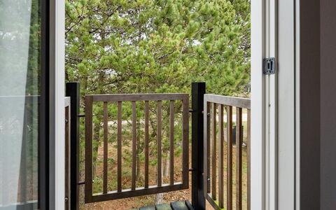 Reijo: Wood, Porch, Handrail, Hardwood, Baluster, Wood Stain, Metal, Deck, Home Door, Glass