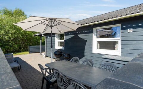 Glenna - 1.8Km from the Sea: Grass, House, Roof, Home, Cottage, Shrub, Land Lot, Rural Area, Farmhouse, Groundcover
