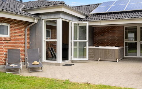 Janita - 800M from the Sea: Shrub, Urban Design, Groundcover, Brick, Apartment, Estate, Brickwork, Balcony, Landscaping