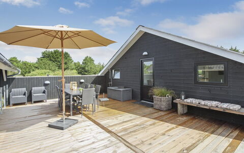 Ellenora - 1Km from the Sea: Plant Community, Sunlight, Herbaceous Plant, Garden, Plantation, Agriculture, Farm