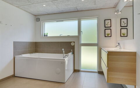 Delan - 1.3Km from the Sea: Flooring, Plumbing Fixture, Floor, Interior Design, Bathroom, Bathtub, Ceiling, Tap, Plumbing, Sink