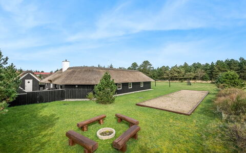 Hothbrod - 1.2Km from the Sea: Shrub, Urban Design, Groundcover, Brick, Apartment, Estate, Brickwork, Balcony, Landscaping
