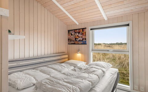 Abiorn - 2.5Km from the Sea: Wood, Bedroom, Bed, Design, Hardwood, Bedding, Wood Stain, Bed Sheet, Daylighting