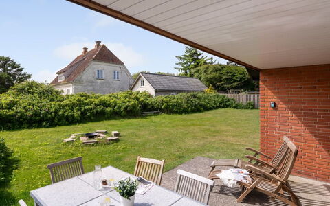 Dværg - 350M from the Sea: Grass, Shrub, Roof, Residential Area, House, Garden, Home, Furniture, Land Lot, Cottage
