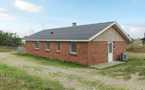 Hawarth - 300M to the Fjord: Cottage, Roof, Home, Slope, Hut, Siding