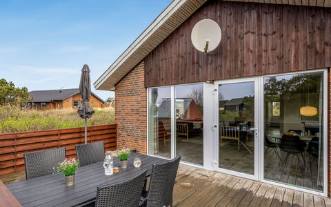 Hawarth - 300M to the Fjord: Shrub, Urban Design, Groundcover, Brick, Apartment, Estate, Brickwork, Balcony, Landscaping