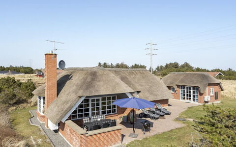 Lavina - 950M from the Sea: House, Roof, Home, Cottage, Shed, Garden Buildings, Siding, Yard, Log Cabin, Hut