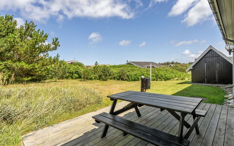 Usko - 250M from the Sea: Shrub, Urban Design, Groundcover, Brick, Apartment, Estate, Brickwork, Balcony, Landscaping