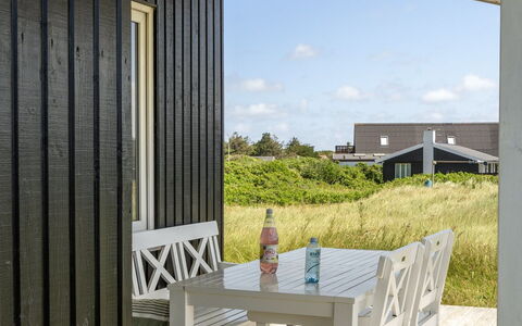 Usko - 250M from the Sea: Shrub, Urban Design, Groundcover, Brick, Apartment, Estate, Brickwork, Balcony, Landscaping