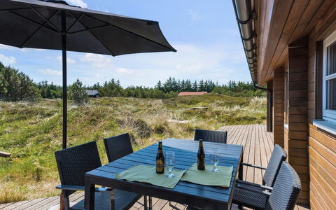 Eggerich - 900M from the Sea: Shrub, Urban Design, Groundcover, Brick, Apartment, Estate, Brickwork, Balcony, Landscaping