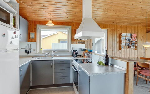 Svea - 400M from the Sea: Cottage, Shed, Hut, Farmhouse, Prairie, Shack, Barn, Log Cabin, Garden Buildings
