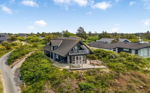 Skamhals - 700M from the Sea: Shrub, Urban Design, Groundcover, Brick, Apartment, Estate, Brickwork, Balcony, Landscaping