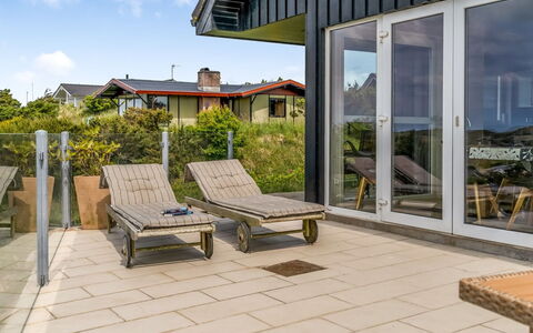 Skamhals - 700M from the Sea: Shrub, Urban Design, Groundcover, Brick, Apartment, Estate, Brickwork, Balcony, Landscaping