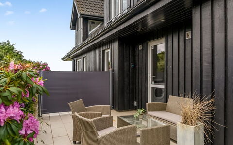 Skamhals - 700M from the Sea: Shrub, Urban Design, Groundcover, Brick, Apartment, Estate, Brickwork, Balcony, Landscaping