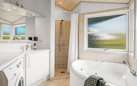 Hildburg - 1.5Km from the Sea: Interior Design, Flooring, Plumbing Fixture, Floor, Ceiling, Tap, Bathroom, Plumbing, Sink, Bathtub