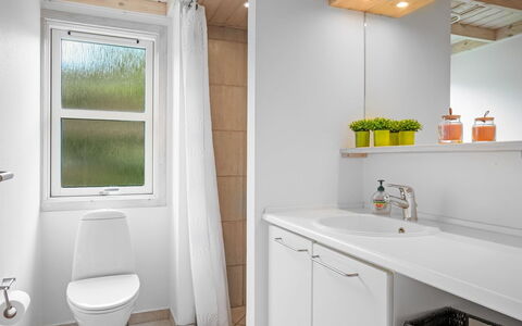 Hildburg - 1.5Km from the Sea: Wall, Plumbing Fixture, Interior Design, Flooring, Bathroom, Wood, Floor, Sink, Bathroom Sink, Tap