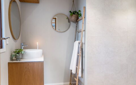 Kiina - 100M from the Sea: Flooring, Floor, Interior Design, Plumbing Fixture, Room, Houseplant, Tile, Plumbing, Tap, Bathroom