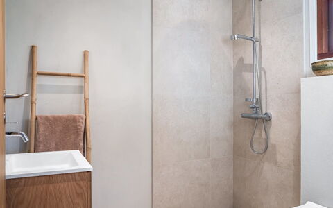 Kiina - 100M from the Sea: Wall, Plumbing Fixture, Flooring, Floor, Plumbing, Bathroom, Shower Head, Tile, Tap, Shower