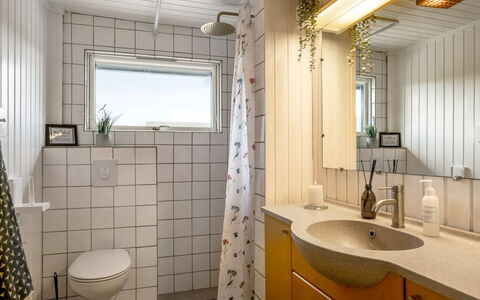 Hunved - 500M from the Sea: Wall, Plumbing Fixture, Interior Design, Bathroom Sink, Flooring, Bathroom, Sink, Tap, Floor, Ceiling