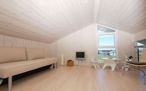 Ung - 150M from the Sea: Flooring, Wall, Floor, Interior Design, Wood, Ceiling, Wood Flooring, Lighting, Furniture, Laminate Flooring