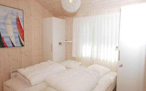 Ung - 150M from the Sea: Flooring, Wall, Floor, Interior Design, Wood, Ceiling, Wood Flooring, Lighting, Furniture, Laminate Flooring
