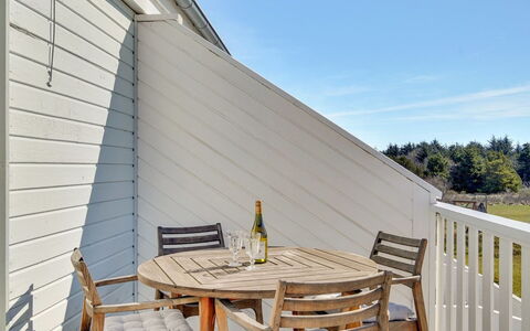Aline - 1Km from the Sea: Wood, Composite Material, Hardwood, Plank, Deck, Outdoor Furniture, Wood Stain, Porch, Shade, Cottage