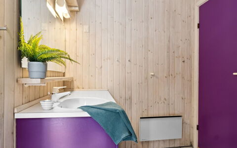 Batsha - 350M from the Sea: Wood, Interior Design, Flooring, Plumbing Fixture, Floor, Bathroom, Pink, Home, Plumbing, Room