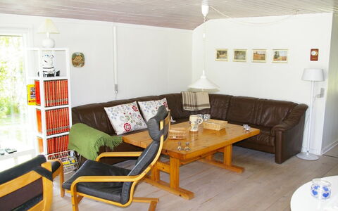 Gyri - 800M from the Sea: Vegetation, Shrub, Spring, Cottage, Garden, Shade, Backyard, Yard, Chair