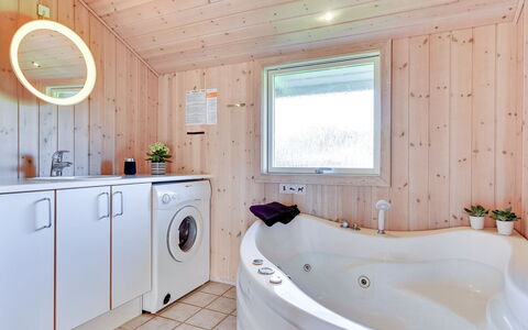 Alexis - 250M from the Sea: Wood, Plumbing Fixture, Flooring, Floor, Ceiling, Interior Design, Plumbing, Bathroom, Tap, Bathtub