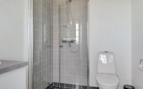 Hathulf - 700M from the Sea: Wall, Flooring, Bathroom, Plumbing Fixture, Floor, Toilet, Toilet Seat, Interior Design, Plumbing, Tile