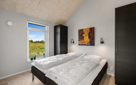 Måns - 500M to the Fjord: Bedroom, Ceiling, Bed Frame, Bed, Bedding, Bed Sheet, Pillow, Freezing, Hotel, Daylighting