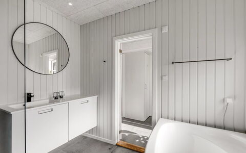 Giesela - 975M from the Sea: Flooring, Wall, Plumbing Fixture, Floor, Wood, Interior Design, Bathroom, Plumbing, Ceiling, Tap