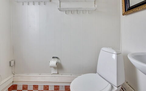 Annelotte - from the Sea: Toilet Seat, Bathroom, Plumbing Fixture, Flooring, Toilet, Floor, Interior Design, Sink, Bathroom Sink, Tile