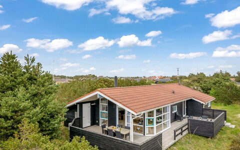 Andrie - 800M from the Sea: Shrub, Urban Design, Groundcover, Brick, Apartment, Estate, Brickwork, Balcony, Landscaping