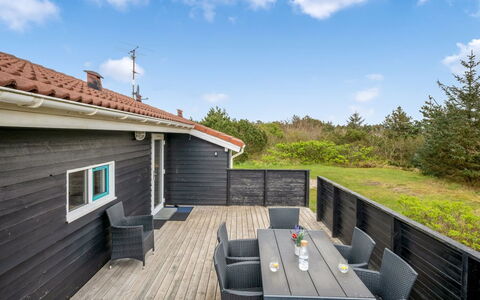 Andrie - 800M from the Sea: Shrub, Urban Design, Groundcover, Brick, Apartment, Estate, Brickwork, Balcony, Landscaping