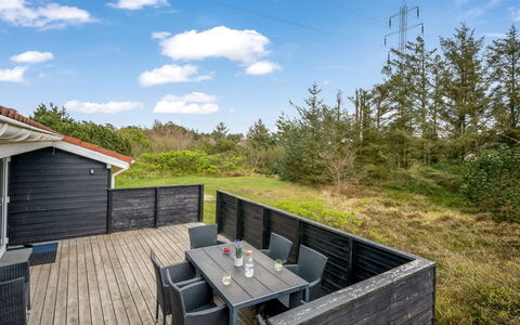 Andrie - 800M from the Sea: Shrub, Urban Design, Groundcover, Brick, Apartment, Estate, Brickwork, Balcony, Landscaping