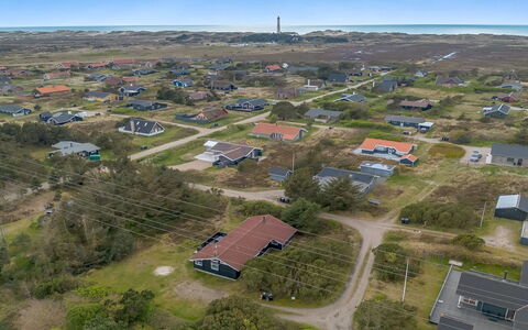 Andrie - 800M from the Sea: Shrub, Urban Design, Groundcover, Brick, Apartment, Estate, Brickwork, Balcony, Landscaping