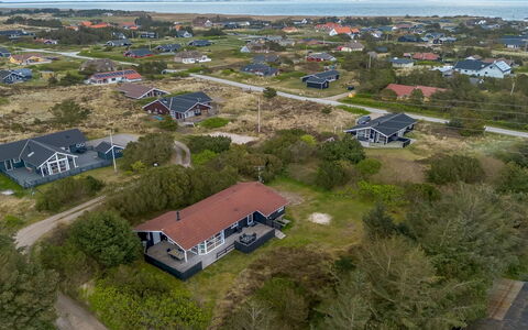 Andrie - 800M from the Sea: Shrub, Urban Design, Groundcover, Brick, Apartment, Estate, Brickwork, Balcony, Landscaping