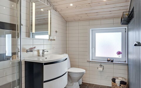Henning - from the Sea: Plumbing Fixture, Wood, Flooring, Bathroom, Interior Design, Sink, Floor, Plumbing, Toilet, Tap