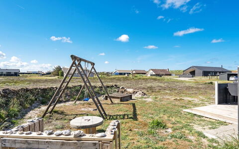 Henning - from the Sea: Sky, Landscape, Land Lot, Plain, Rural Area, Cloud, Field, Meadow, Shed, Prairie