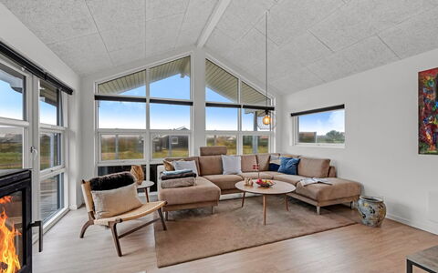 Tola - 450M from the Sea: Home, Ceiling, Cottage, Hardwood, Living Room, Log Cabin