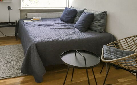 Flor - 900M from the Sea: Furniture, Bedroom, Interior Design, Flooring, Floor, Bed, Bedding, Bed Sheet, Wood, Linens