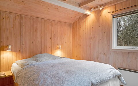 Anneke - 2Km from the Sea: Bedroom, Wood, Ceiling, Bed, Interior Design, Bed Sheet, Bedding, Room, Home, Flooring