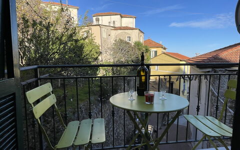 U Murina: Sky, Property, Building, Chair, Table, Plant, Architecture, Interior Design, Outdoor Table, Flowerpot