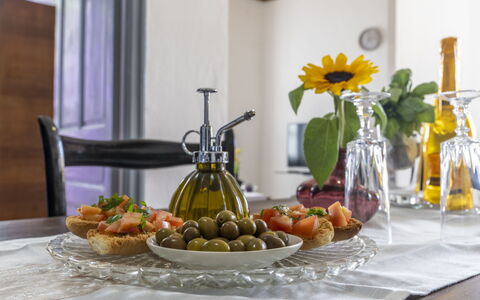 U Murina: Table, Food, Tableware, Flower, Plate, Orange, Dishware, Interior Design, Plant, Vase